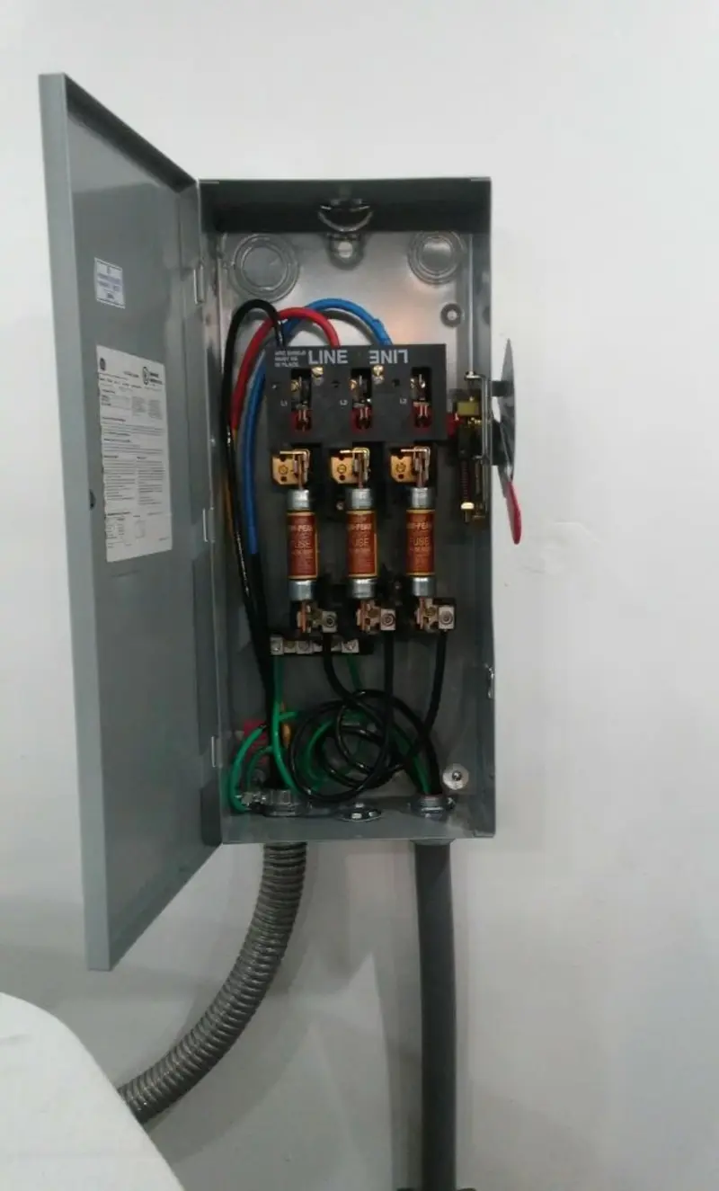 Three-phase disconnect switch installed for Smoke Detector Installation in Port Hueneme